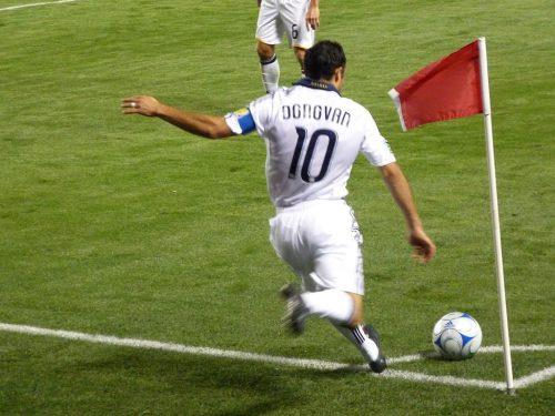 Landon Donovan sending in a corner kick.