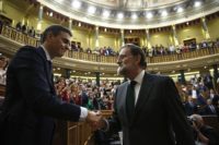 Pedro Sánchez (left) shakes hands with Mariano Rajoy (right).