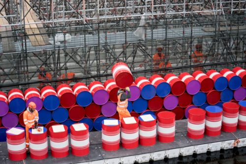 The London Mastaba is made of 7,506 oil barrels.