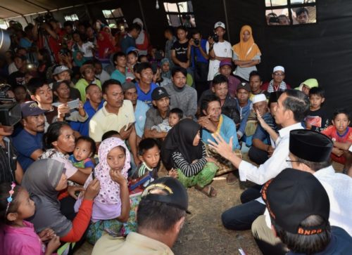 President of Indonesia, Joko Widodo, speaks with people left homeless by the July 29 earthquake.