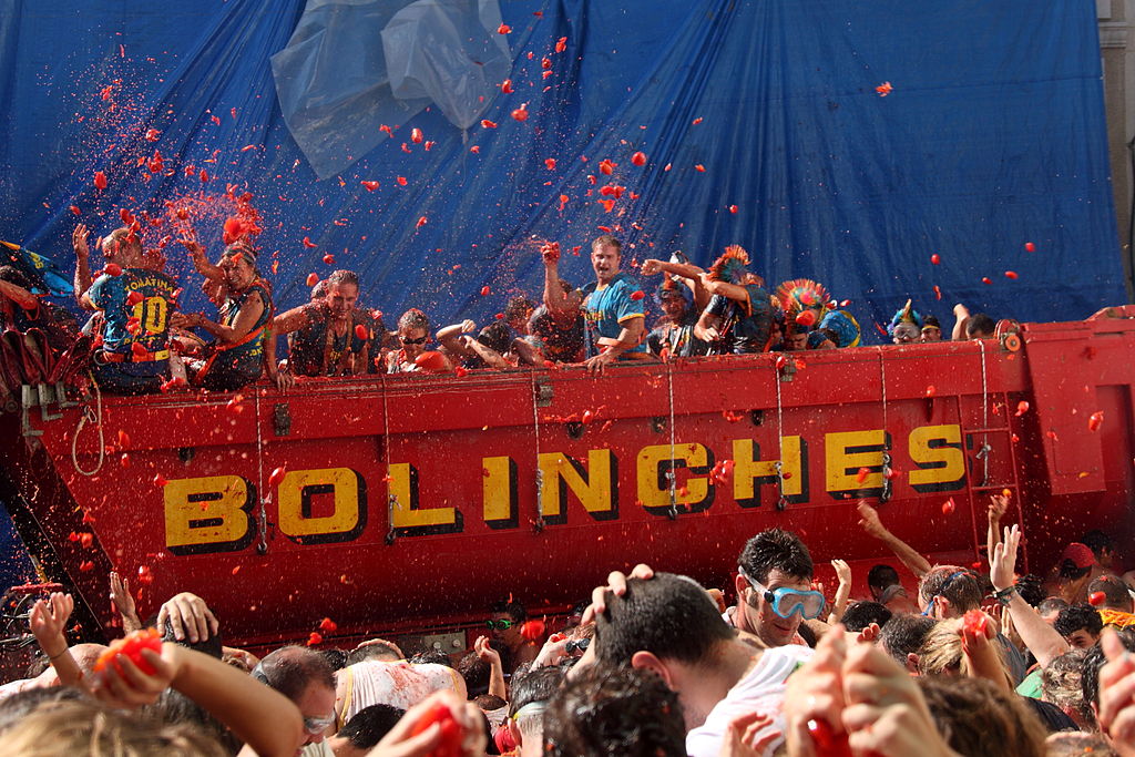 La Tomatina Spain S Big Tomato Fight NewsForKids Net   1024px Arrojando Tomates Desde Un Camion La Tomatina 2010 