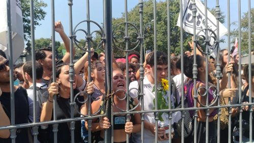 Crowd of protestors at the gates of the Natioanl Museum.