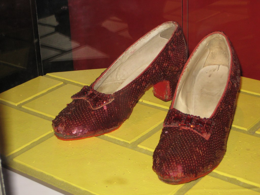 FBI Finds Ruby Slippers After 13 Years – NewsForKids.net