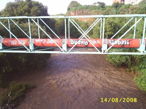 Ducto de Pemex sobre Río Atoyac en la ciudad de Puebla/Pemex gas pipeline near Puebla.