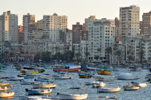 Apartment buildings in Alexandria, boats in foreground. Mediterrâneo de Alexandria