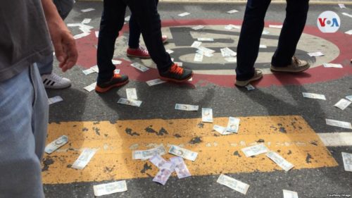 Worthless Bolivars strewn on the ground, ignored. Bolívares devaluados tirados en el piso durante la protesta como símbolo de la hiperinflación y la crisis económica que atraviesa Venezuela.