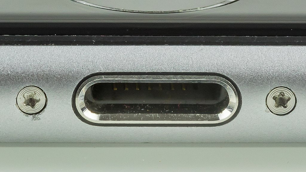 iPhone 6s - Lightning connector with pentalobe screws