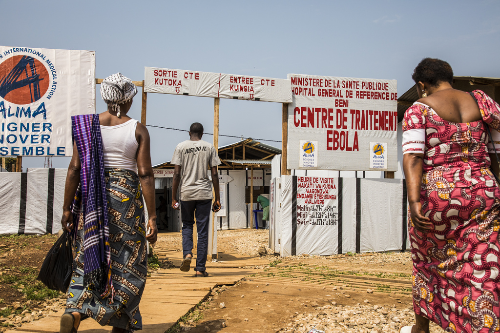 Families go the Ebola Treatment Center to visit a family member who is held in quarantine in the centre. Photo: World Bank / Vincent Tremeau