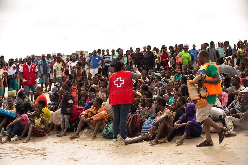 Red Cross staff briefing evacuees from Buzi on the Praia Nova beach