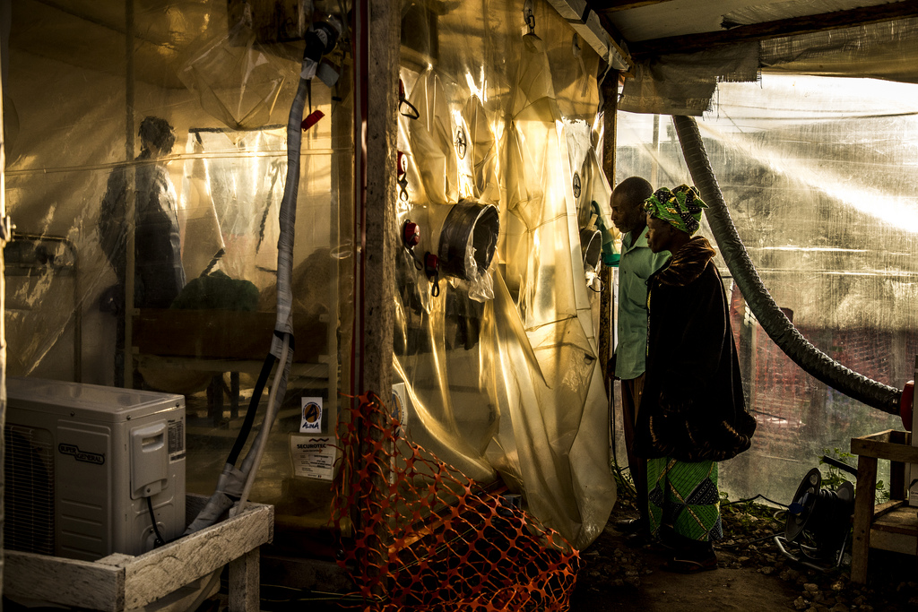 Masika Lubaho and her huband Katsuva Mukuro come the Ebola Treatment Center to visit their daughter Julie (15), who is suspected of being infected by Ebola. Photo: World Bank / Vincent Tremeau