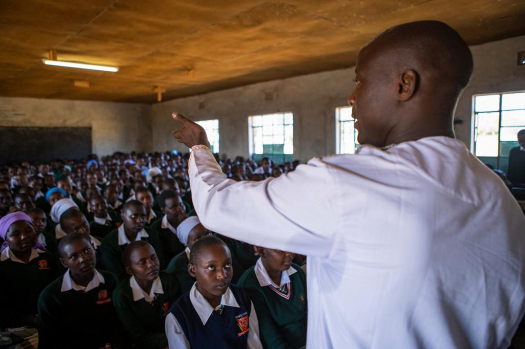 Keriko Secondary School is in apoor area of Kenya that faces many challenges. The classes are huge - there are about 58 students for every teacher.