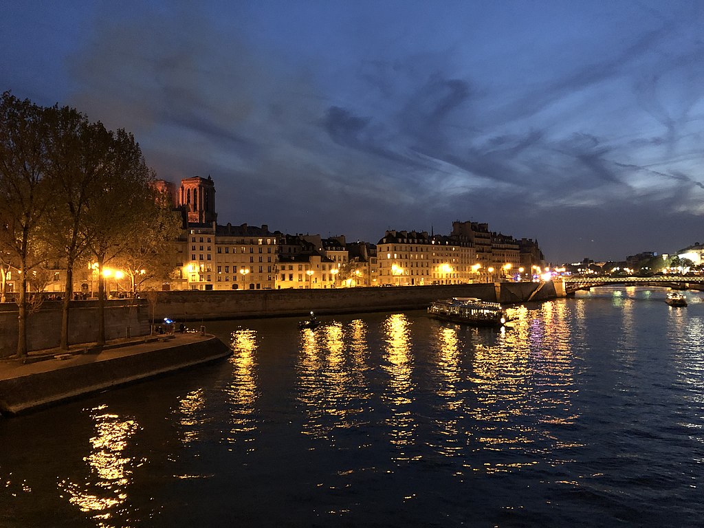 21:19 Paris time, view of the Seine and Notre-Dame in flames