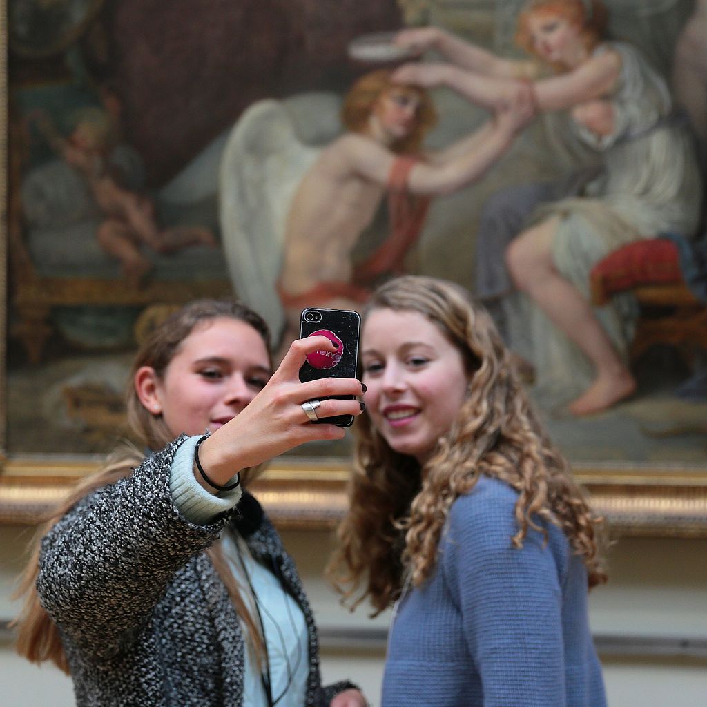 Girls taking selfies in the Palais des Beaux-Arts de Lille