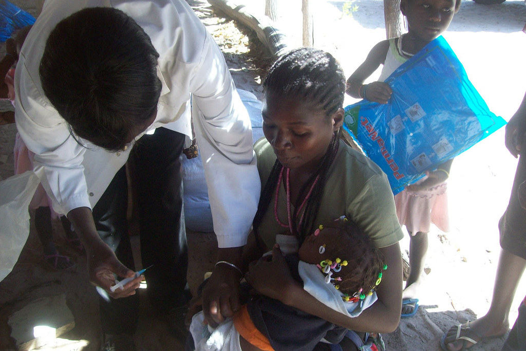 A child in Angola gets vaccinated.
