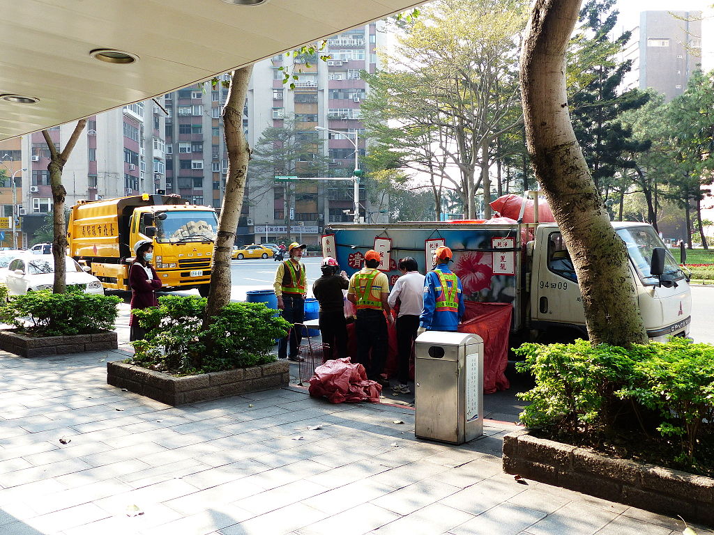 DPE Workers Collecting Recycle Objects in Minsheng Community