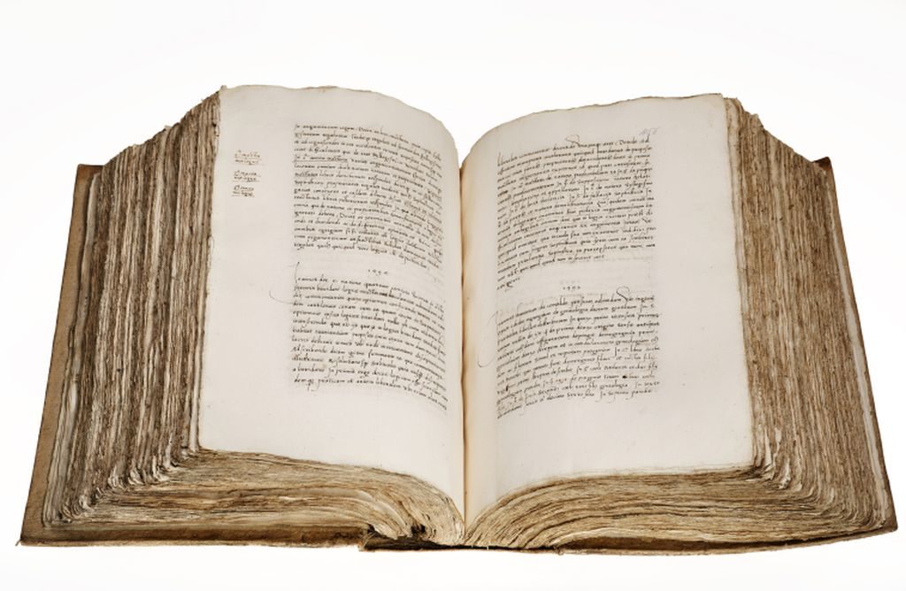 AM 377 fol. (shown here ff. 455v-456r) contains summaries of around 2000 books that belonged to Hernando Colón.