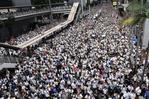 A sea of protesters dressed in white demonstrate against Hong Kong's extradition bill.(繁體）‎: 6-9香港反送中遊行人士逼爆金鐘。(美國之音湯惠芸拍攝)