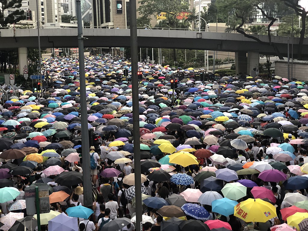 Yellow Umbrellas of protesters - 香港民陣估計6-9反送中大遊行的人數超過2003年7-1大遊行的50萬人。(美國之音湯惠芸拍攝)