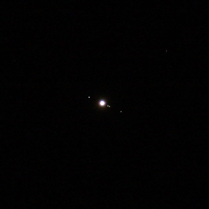 jupiter system 2009-08-31 - ganymede to the left and io, europa, and callisto to the right of jupiter