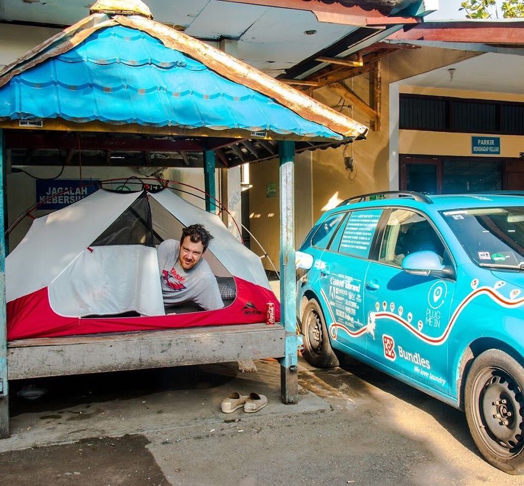 Wiebe Wakker's electric car trip - Dompu, camping next to car