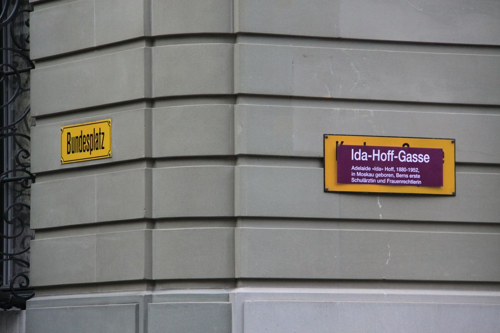 A street is renamed "Ida-Hoff-Gasse".