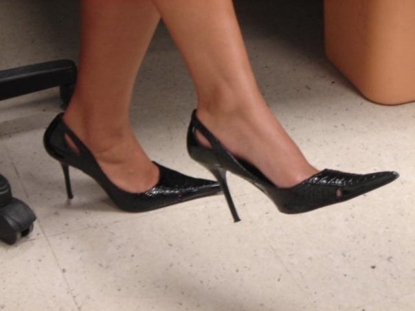 High-heeled shoes - office setting. Uso de zapatos de de tacon