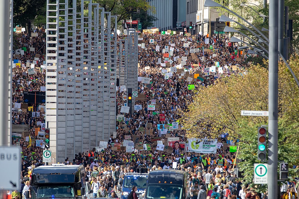 Climate strike on Robert-Bourassa Boulevard in Montreal - 2019-09-27/Marche pour le climat du 27 Sept 2019 à Montreal sur le boulevard Robert-Bourassa