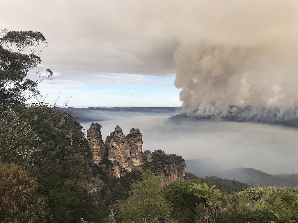 View of the Three Sisters in the Blue Mountains, with bushfire in background