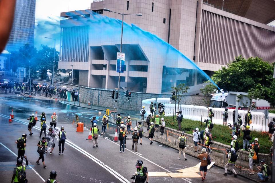 Hong Kong police use blue-tinted water fired from a water cannon to mark and control protesters. 中文（香港）‎: 831金鐘