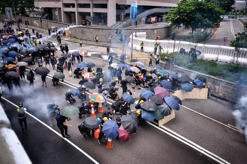 Hong Kong police use teargas to control protesters. 中文（香港）‎: 831金鐘