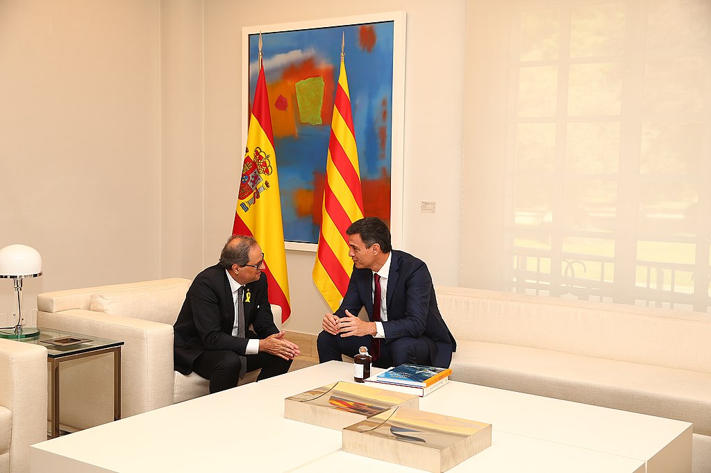 Spanish Prime Minister Pedro Sánchez talks with Catalan President Quim Torra in 2018.