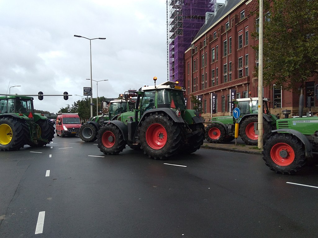 Boeren protesteren in Den Haag op 1 oktober 2019. Tractors blocking intersection.