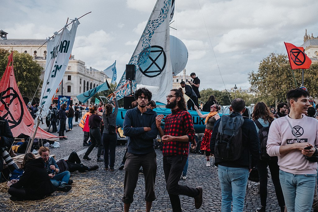 Activists started to occupy Pont au Change and Place du Châtelet in central Paris on Monday, 2019-10-07.