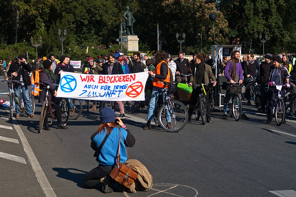 2019-10-07, Berlin Potsdamer Platz und Großer Stern. Menschen jeden Alters demonstrieren gegen ihr baldiges aussterben durch halbherzige Klimaaktionen der Regierungen.