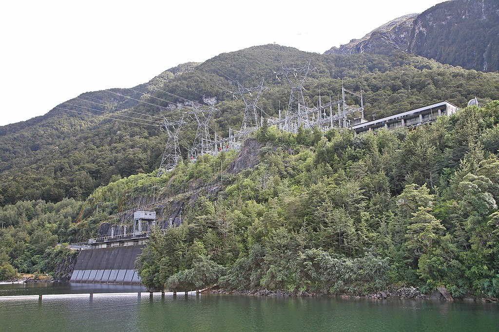 Manapouri hydropower plant: The cavern power plant is located at the western end of Lake Manapouri.