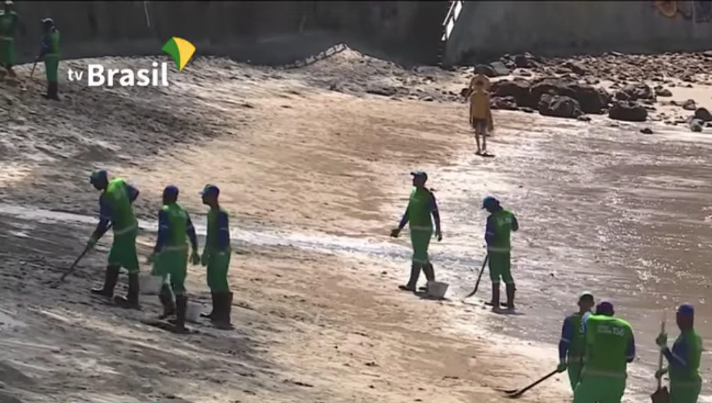 Soldiers work to clean up an oil spill on a beach in Belém, Pará, Brazil.