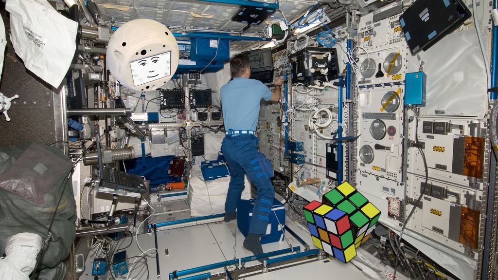 One of the first CIMON´s exercises on the International Space Station ISS involved a Rubik´s Cube.