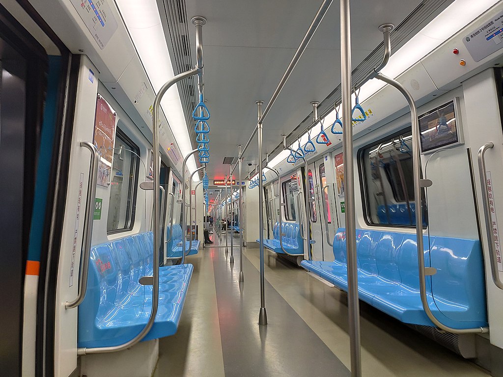 January 23, 2020, Qingdao Metro Line 3 016. Due to the occurrence of pneumonia in Wuhan, and began to spread throughout the country, including Shandong Province and Qingdao and other cities, Qingdao Metro stepped up preventive measures, but also because of the people's consciousness, so that the train car passenger flow greatly reduced.