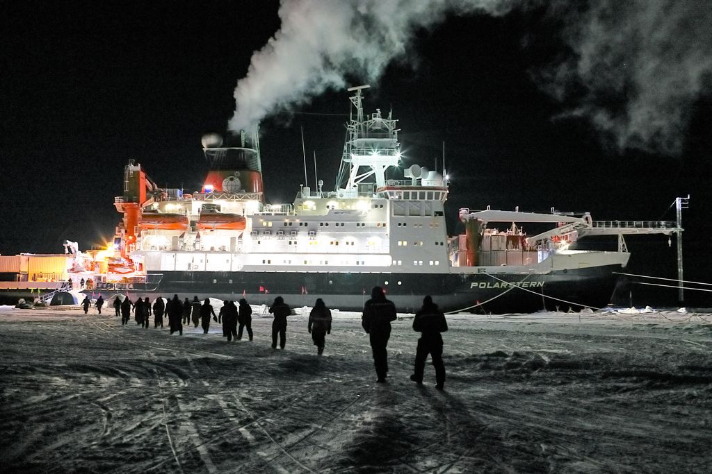 Participants of MOSAIC expedition leg2 and leg3 walking towards Polartstern.