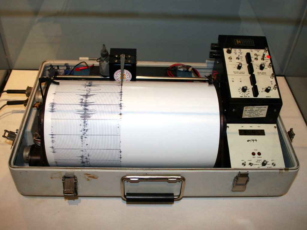 Kinemetrics seismograph used by United States Department of the Interior.