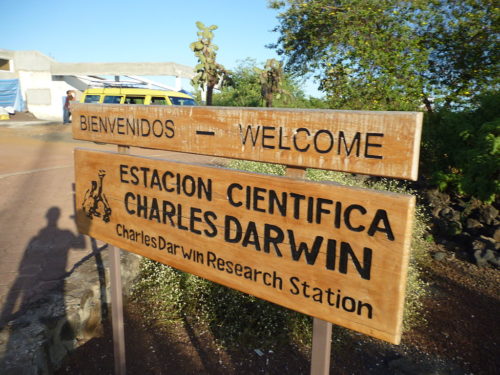 Foto de aviso informativo de Estación Científica Charles Darwin, en Galápagos, Ecuador. foto ref. David Adam Kess