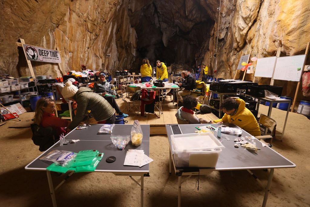 Left cave. Люди жили в пещерах. Волонтеры во Франции. Французские волонтеры.