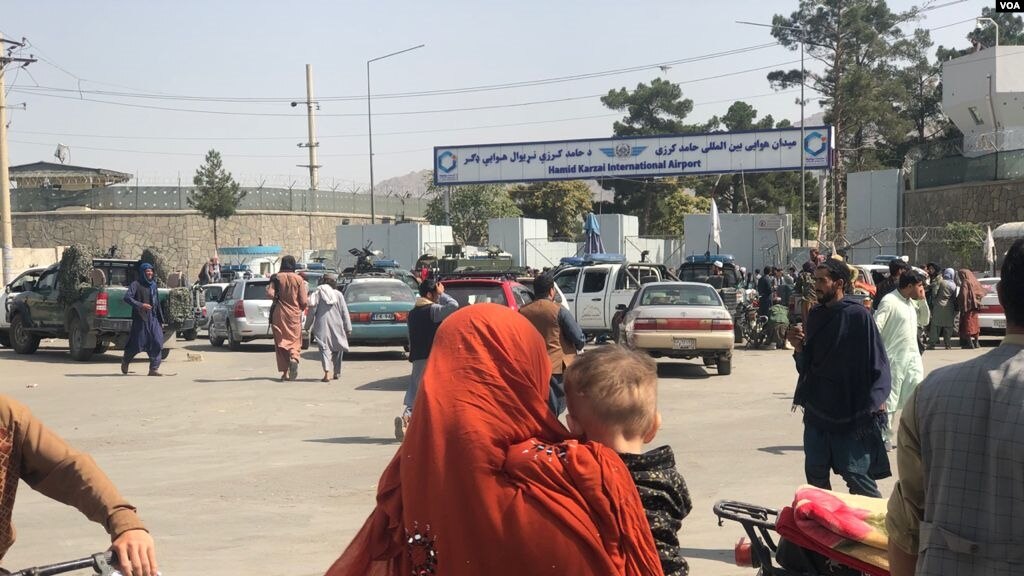 On the second day of the Taliban's rule in Kabul, the front of Hamid Karzai International Airport was crowded with people trying to travel abroad, but were stopped by Taliban militants.