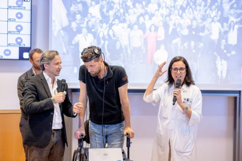 Press conference CHUV 2023, Grégoire Courtine speaks with Gert-Jan, while surgeon Jocelyne Bloch addresses the audience.