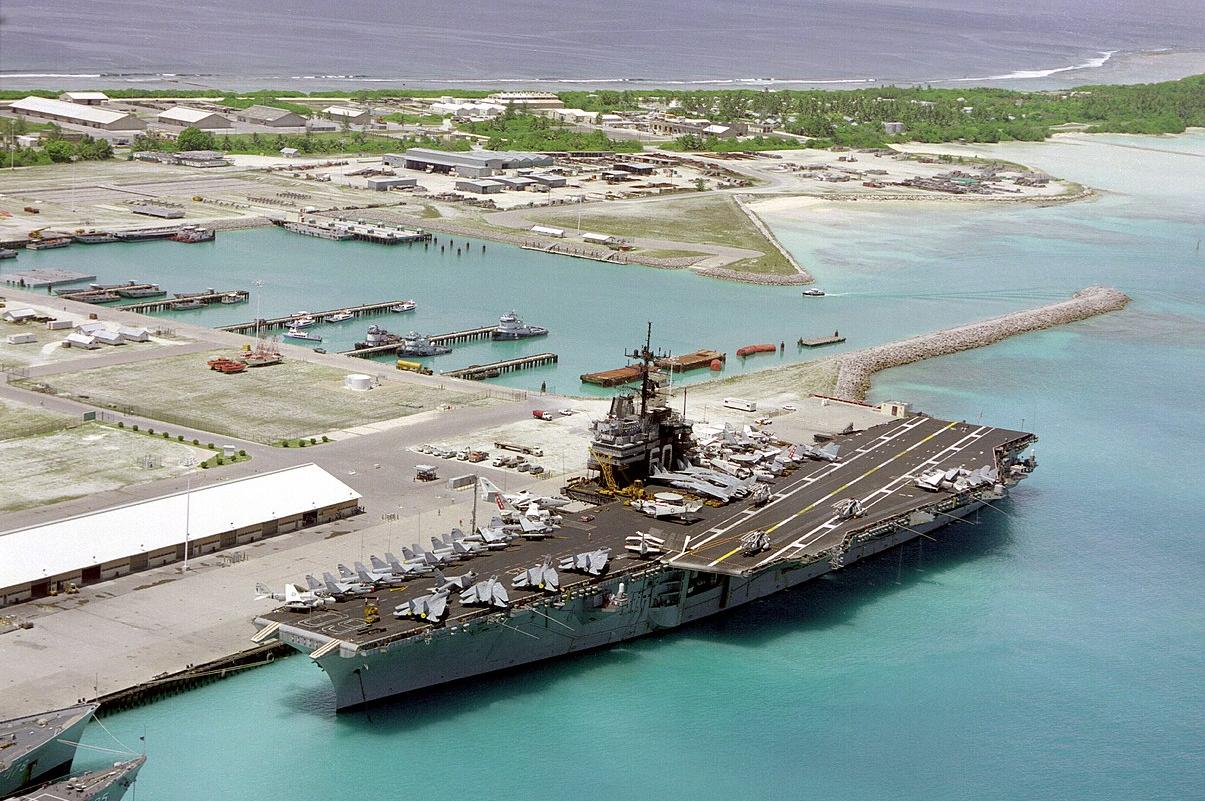 Aerial view of a US aircraft carrier at the Diego Garcia naval base in 1985.
