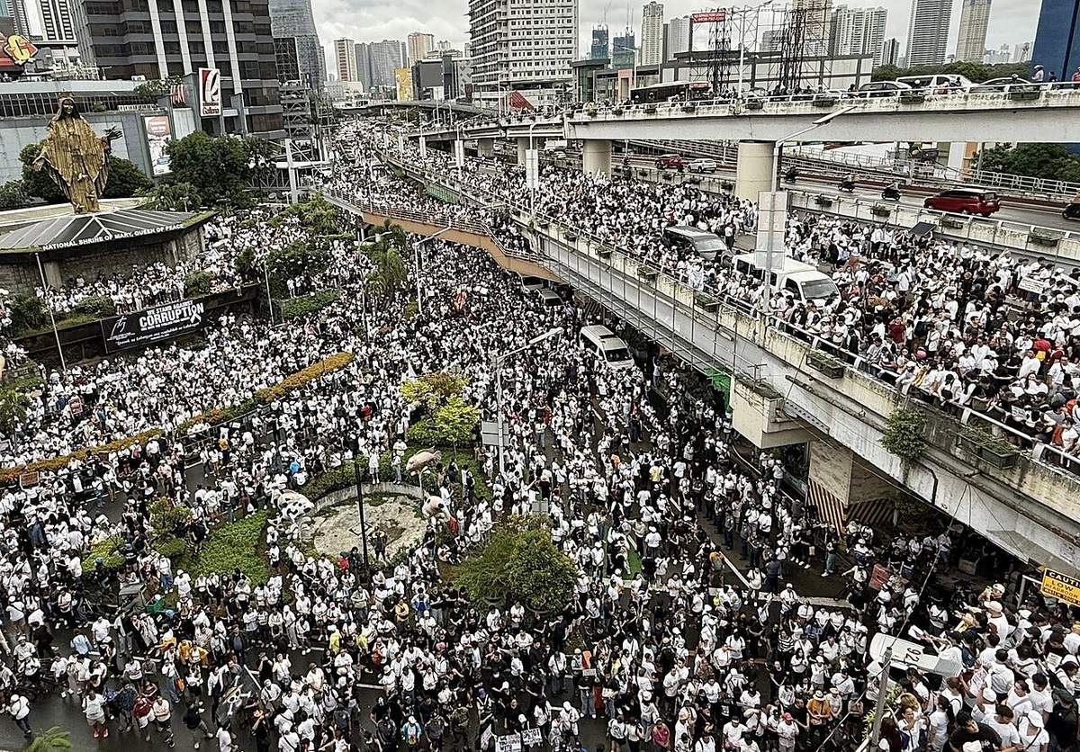 Massive Protests in Mexico & the Philippines