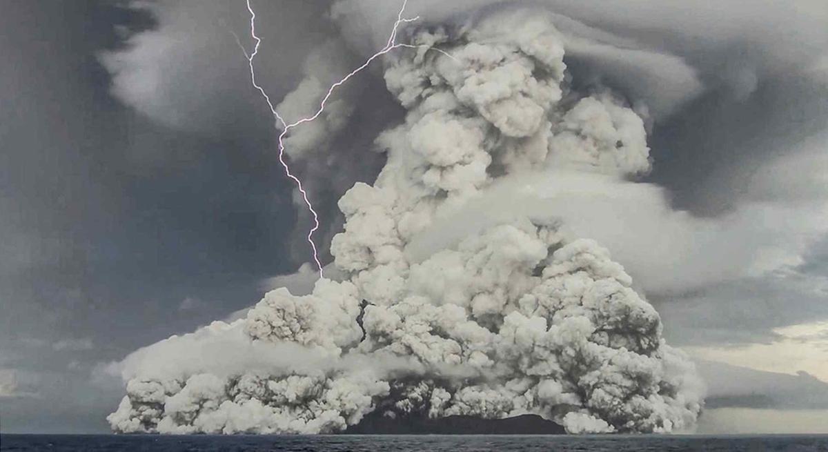The Hunga Tonga–Hunga Ha'apai-volcanic eruption on 15 january 2022. Image taken from a video of the eruption.