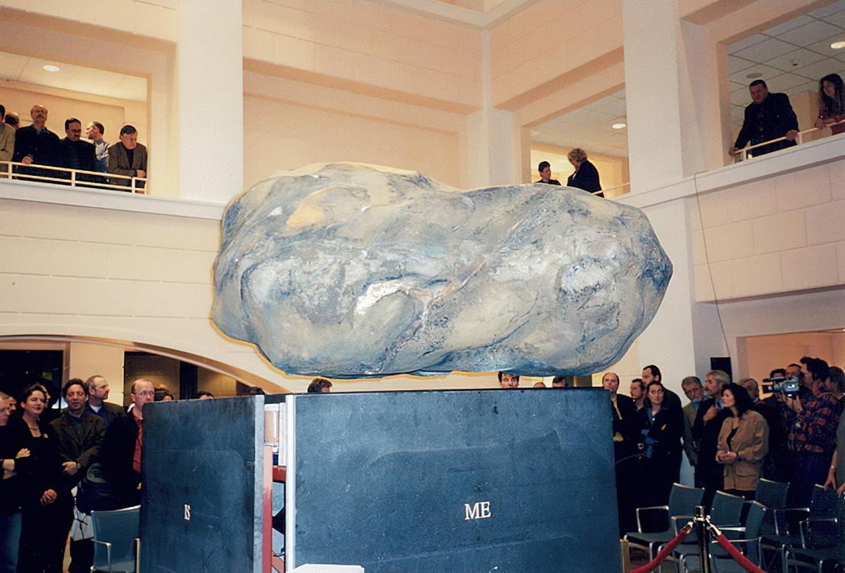 In 1999, he created a piece called "Het Is Me Wat". He used large powerful magnets to make a heavy stone float in the air.